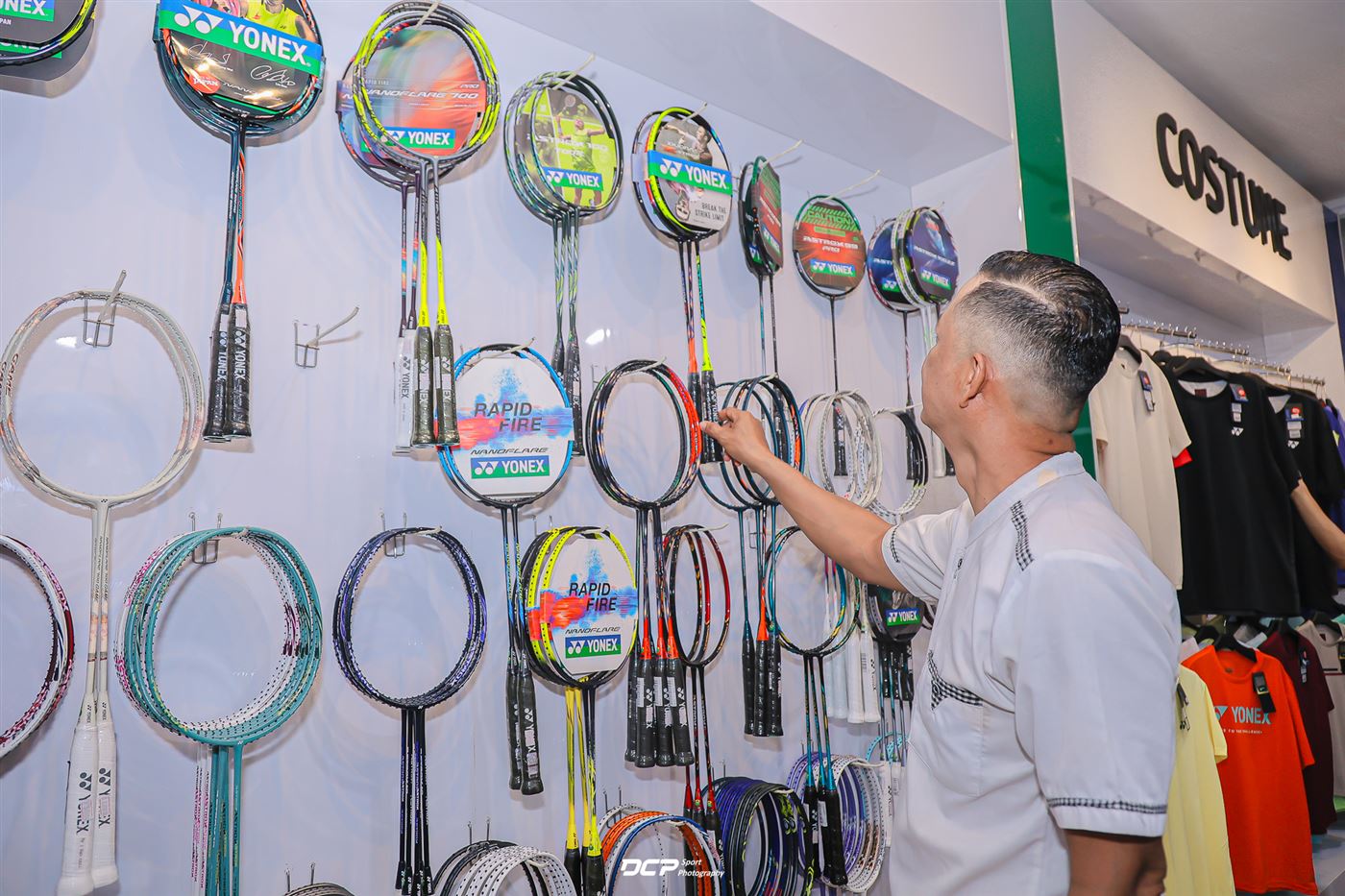 Dinding display raket Yonex